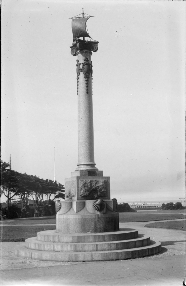 Drinking fountain and historical marker, adjacent to the Royal Melbourne Yacht Club, St. Kilda foreshore, St Kilda (1911–35)