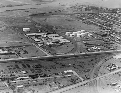 Shell factory and storage tanks at Newport showing lower Yarra River, 1925–40