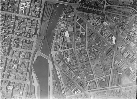 Areas beside both banks of Yarra River in City of Melbourne, c. 1948