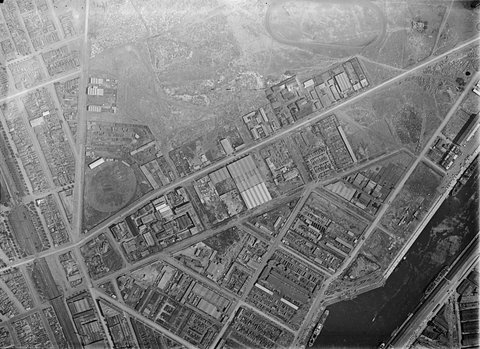 Areas of Port Melbourne and South Melbourne with Port Melbourne Cricket Ground c.l. and Yarra River l.r, c. 1948