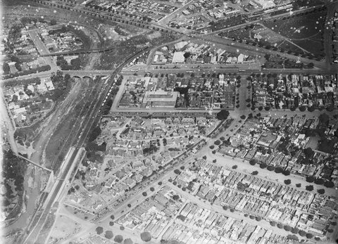 Clifton Hill looking east with Merri Creek on left, 1925–40