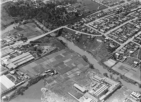 Bridge over Yarra River at Victoria Street showing sections of Richmond and Hawthorn, 1925–40