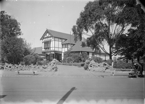 Malvern Gardens Kiosk, 1945–54