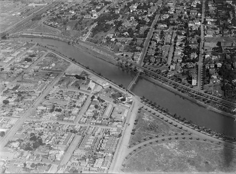 Aerial view from Richmond to South Yarra, showing the old footbridge crossing the Yarra River at Punt Road, 1922
