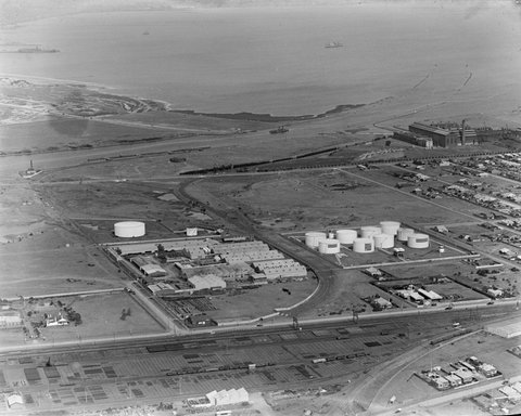 Shell factory and storage tanks at Newport showing lower Yarra River, 1925–40