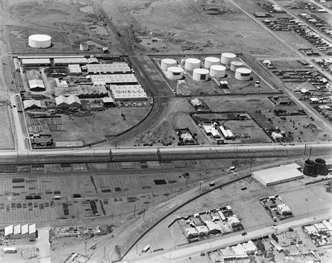 Shell factory and storage tanks at Newport showing lower Yarra River, 1925–40