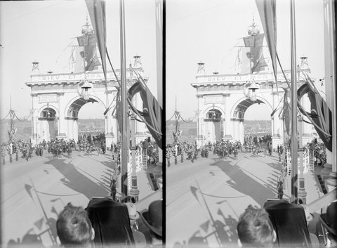 Arch built in Melbourne to celebrate the tour of Edward VII in 1901, c. 1901