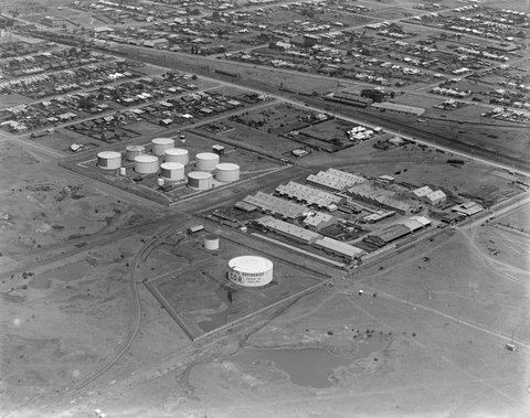 Shell factory and storage tanks at Newport showing lower Yarra River, 1925–40