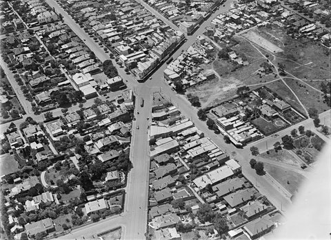 Kew Junction looking north along High Street South, 1925–40