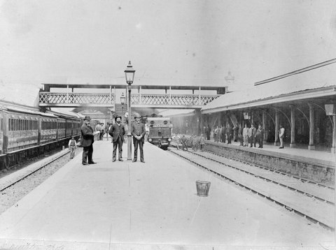 Flinders Street Railway Station, showing platform with lamp post and footbridge, 1888