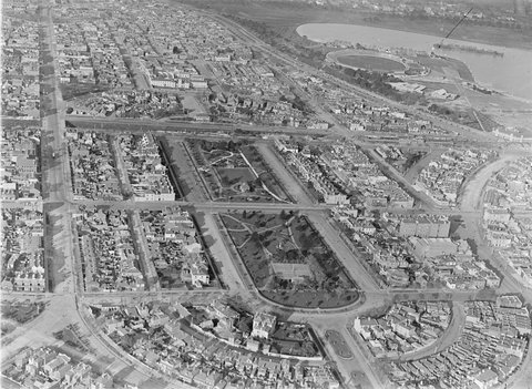 Albert Park, showing St. Vincent Place and Albert Park Lake in background, 1925–40