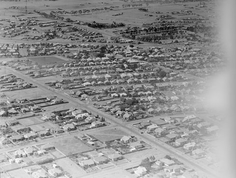 Residential area of North Essendon with undeveloped areas of Strathmore in upper image, c. 1938