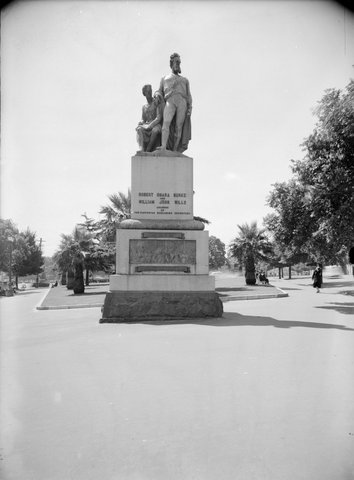 Burke & Wills Statue, Spring Street, 1945–54