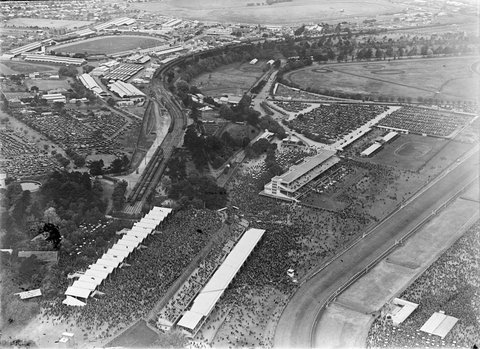 Flemington Racecourse with large crowd in attendance and Show Grounds in distance, 1925–40