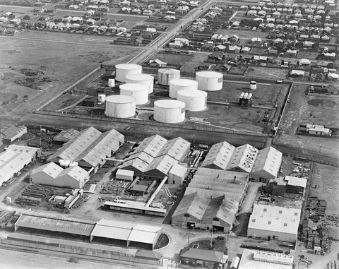 Shell factory and storage tanks at Newport showing lower Yarra River, 1925–40