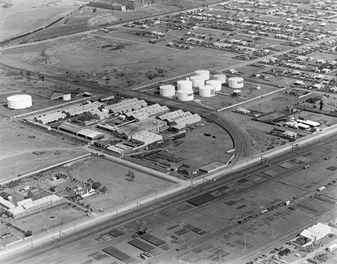 Shell factory and storage tanks at Newport showing lower Yarra River, 1925–40