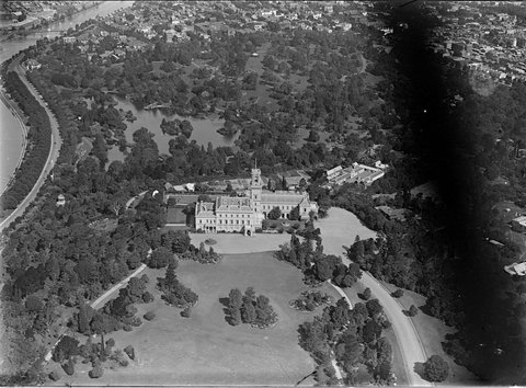 Government House, Melbourne, with Royal Botanic Gardens in background, 1925–40