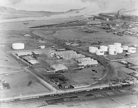 Shell factory and storage tanks at Newport showing lower Yarra River, 1925–40