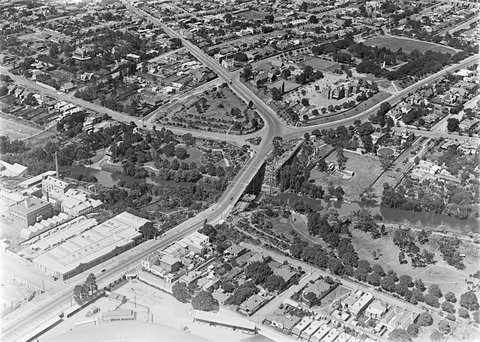 Hawthorn Bridge at Bridge Road showing construction work, 1925–40