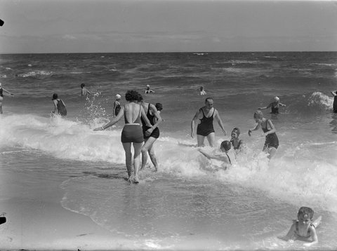 Bathers, St. Kilda, 1945–54