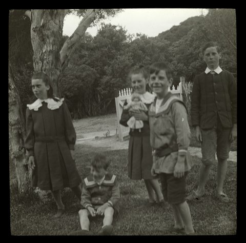 Wardell children beside gate at "Ivanhoe", Sorrento - Gerard, Clare holding doll, Vincent, John 1911