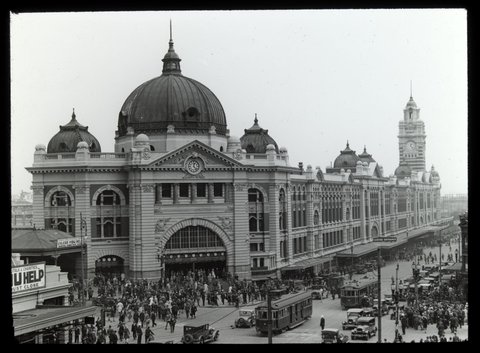 [Flinders Street Railway Station], 1920–40
