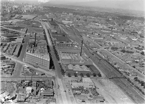 Port Melbourne, South Melbourne area with Dunlop chimney in centre of image, 1925–40