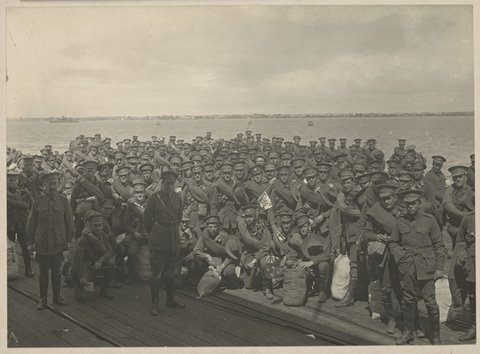 Waiting to board Shropshire (?) Nov. 22 1916, Port Melbourne