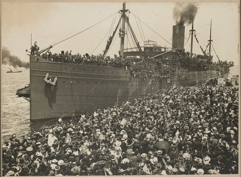 "Hororata" - Departure from Port Melbourne 1916