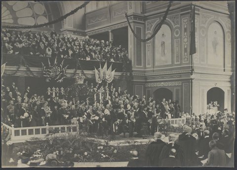 [The first Commonwealth Parliament opened by the Duke of York in the Exhibition Buildings, Melbourne], 1901