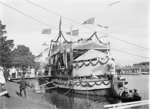 Decorated boats - Henley on Yarra, Melbourne, Victoria, 1900–14