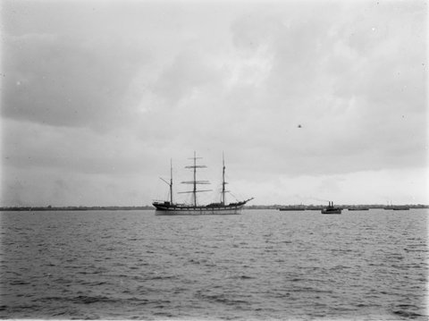 Sailing ship, Hobson's Bay from Pt [i.e., Port] Melbourne Pier, 1898
