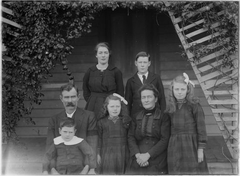 Portrait of John and Sarah Huntley with their five youngest children at Diamond Creek, 1910–18