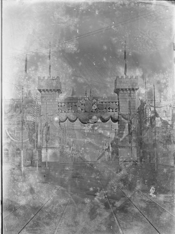Decorative arches for the visit of the Duke and Duchess of Cornwall and York to Melbourne in 1901