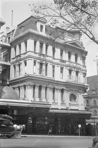 Victoria Buildings, 211 Collins St. showing entrance to Queen's Walk, S. Cohen and Son, tobacconists, and Government Tourist Bureau, c. 1920