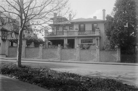 "Harbury", stuccoed residence with leadlight feature window in Anderson St., South Yarra, 1902–34
