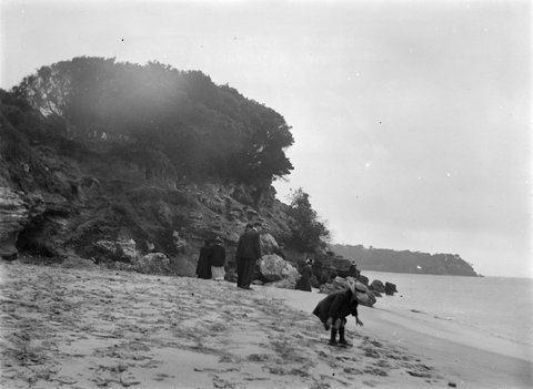 Family outing to the beach on Port Phillip Bay, 1900–20