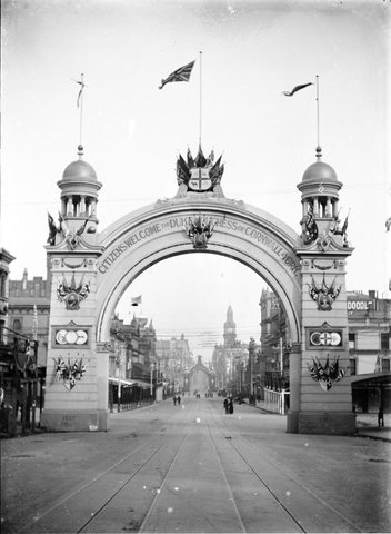 Decorative arches for the visit of the Duke and Duchess of Cornwall and York to Melbourne in 1901