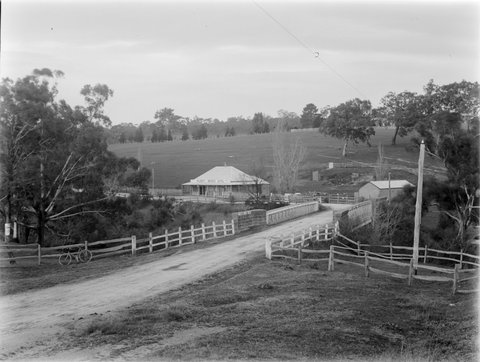 Plenty Bridge Hotel near Eltham, 1900