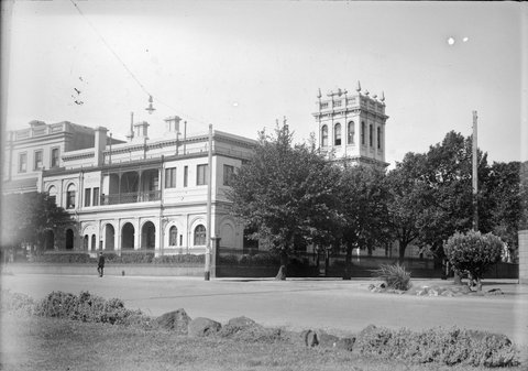 "Verona", north east corner of Clarendon and Gipps Streets, East Melbourne, 1902–34