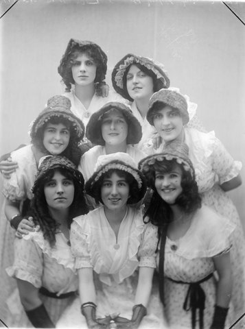 Melbourne Students at the Old English Fair, 1917