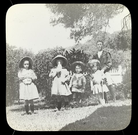 Children standing near gate at "Ivanhoe", Sorrento, 1904–20