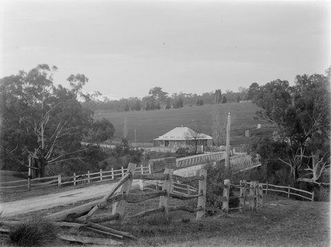 Plenty Bridge Hotel near Eltham, 1900