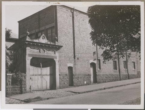Gate next to 109 Albert Street, East Melbourne, [Vic.], c. 1949