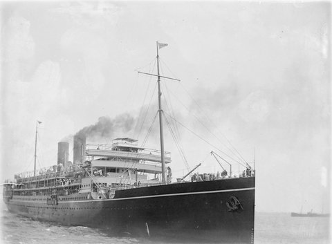 P.&O. liner leaving Port Melbourne with tug, 1900–20