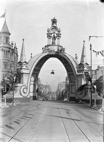 Decorative arches for the visit of the Duke and Duchess of Cornwall and York to Melbourne in 1901