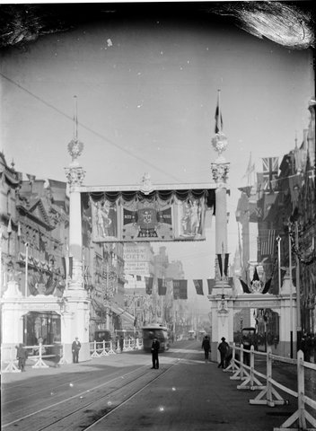Decorative arches for the visit of the Duke and Duchess of Cornwall and York to Melbourne in 1901