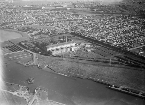 Newport Power Station on the banks of the Yarra River, 1930–50