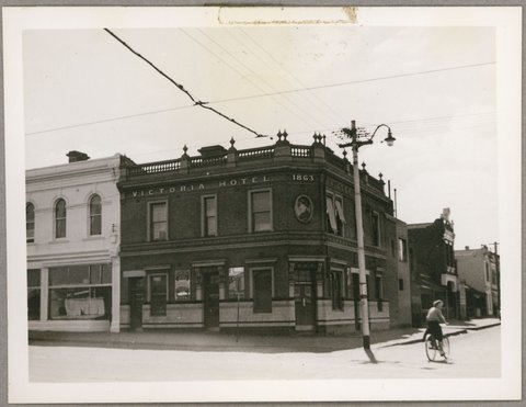 Victoria Hotel, cnr. of Peel and Victoria Streets, North Melbourne, [Vic.], c. 1949