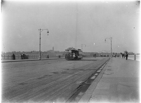 Princes Bridge looking South down St. Kilda Road, c. 1910